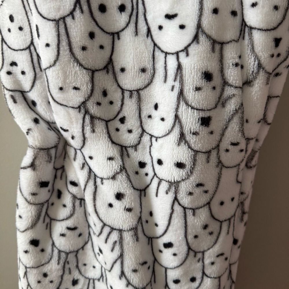 Ghost Blanket Halloween Viral NEW Boo Spooky Plush Haunted Throw Decor - Picture 4 of 5